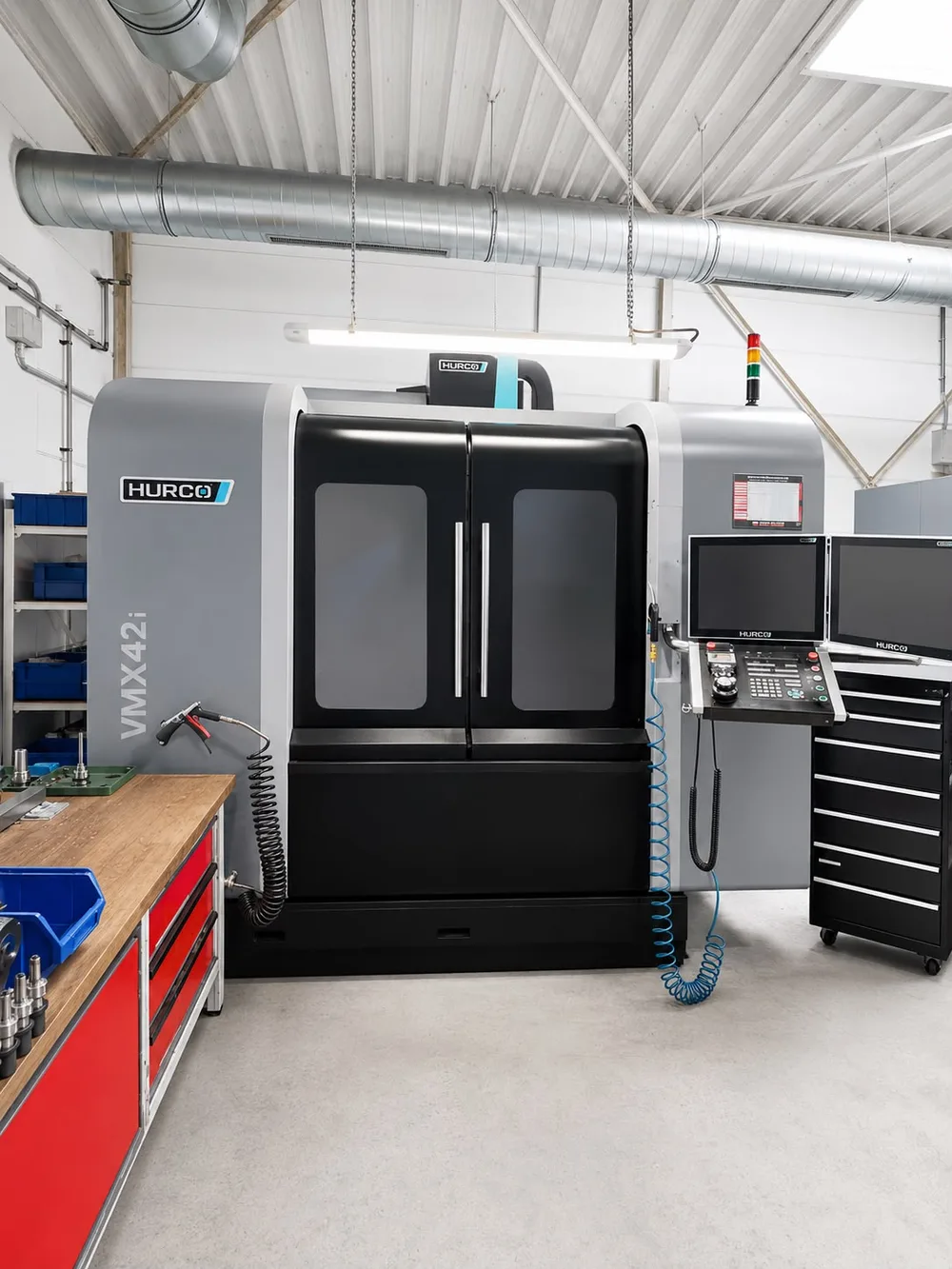 Hurco VMX 42i Bearbeitungszentrum mit Werkbank