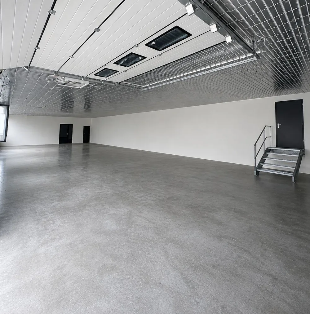 Die neue Halle von Koloseus vor der Bestückung — hier wächst die Schleiferei
